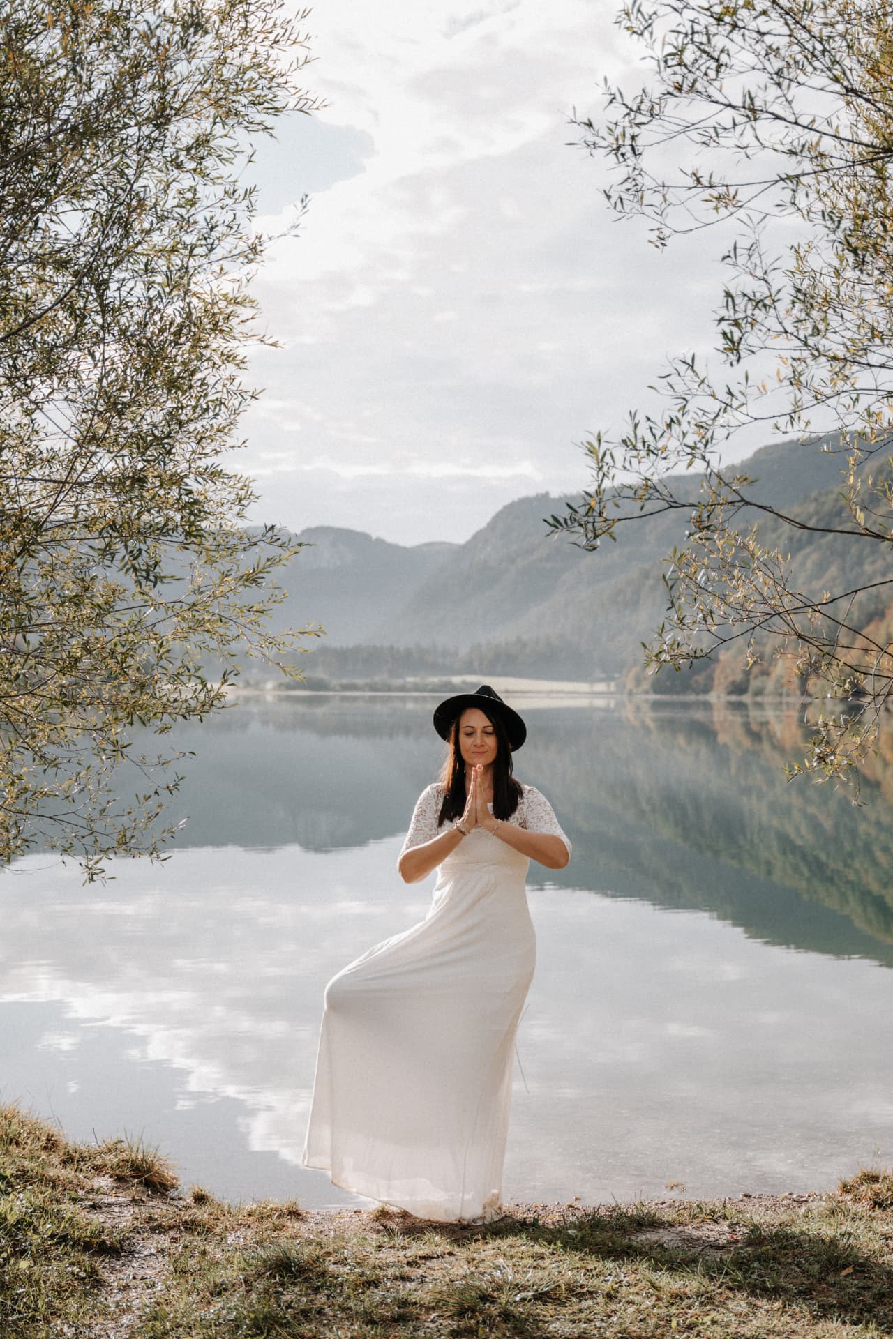 Carmela Lohninger meditierend am See